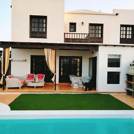 Lovely Kiluka Heated Pool Holiday home